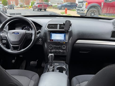 Used 2018 Ford Explorer XLT w/ Equipment Group 201A AWD/4WD image 15