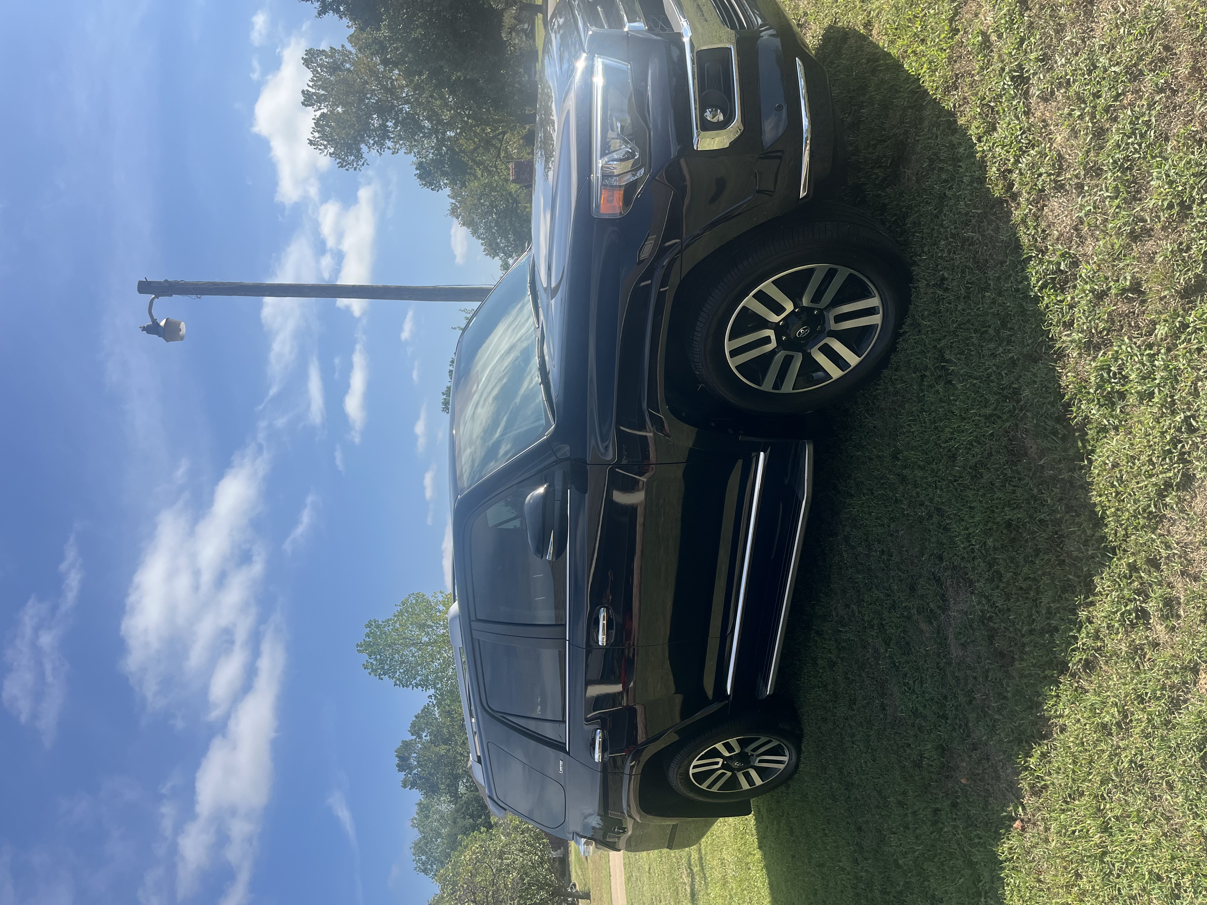 Used 2022 Toyota 4Runner Limited AWD/4WD image 2