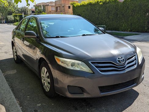Used 2011 Toyota Camry LE image 10