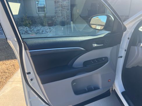 Used 2017 Toyota Highlander Limited image 8