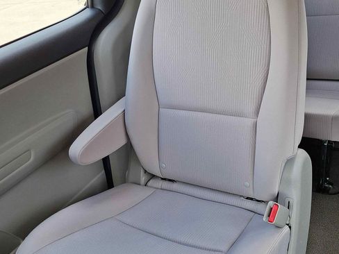 Used 2019 Kia Sedona LX image 23