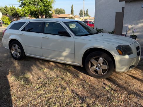 Used 2005 Dodge Magnum SXT w/ Performance Appearance Group AWD/4WD image 2