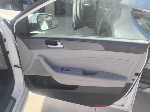 Used 2017 Hyundai Sonata Plug-In Hybrid image 12