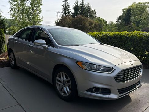 Used 2014 Ford Fusion SE w/ Equipment Group 202A FWD image 4