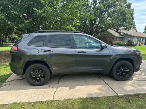Used 2019 Jeep Cherokee Latitude Plus AWD/4WD image 5