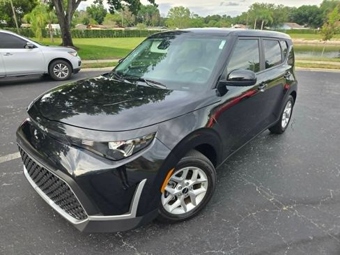 Used 2025 Kia Soul LX w/ LX Technology Package FWD image 2
