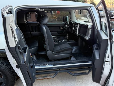 Used 2007 Toyota FJ Cruiser Sport Utility 2D image 12