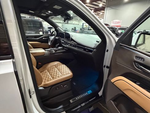 Used 2022 Cadillac Escalade ESV Sport w/ Touring Package image 11