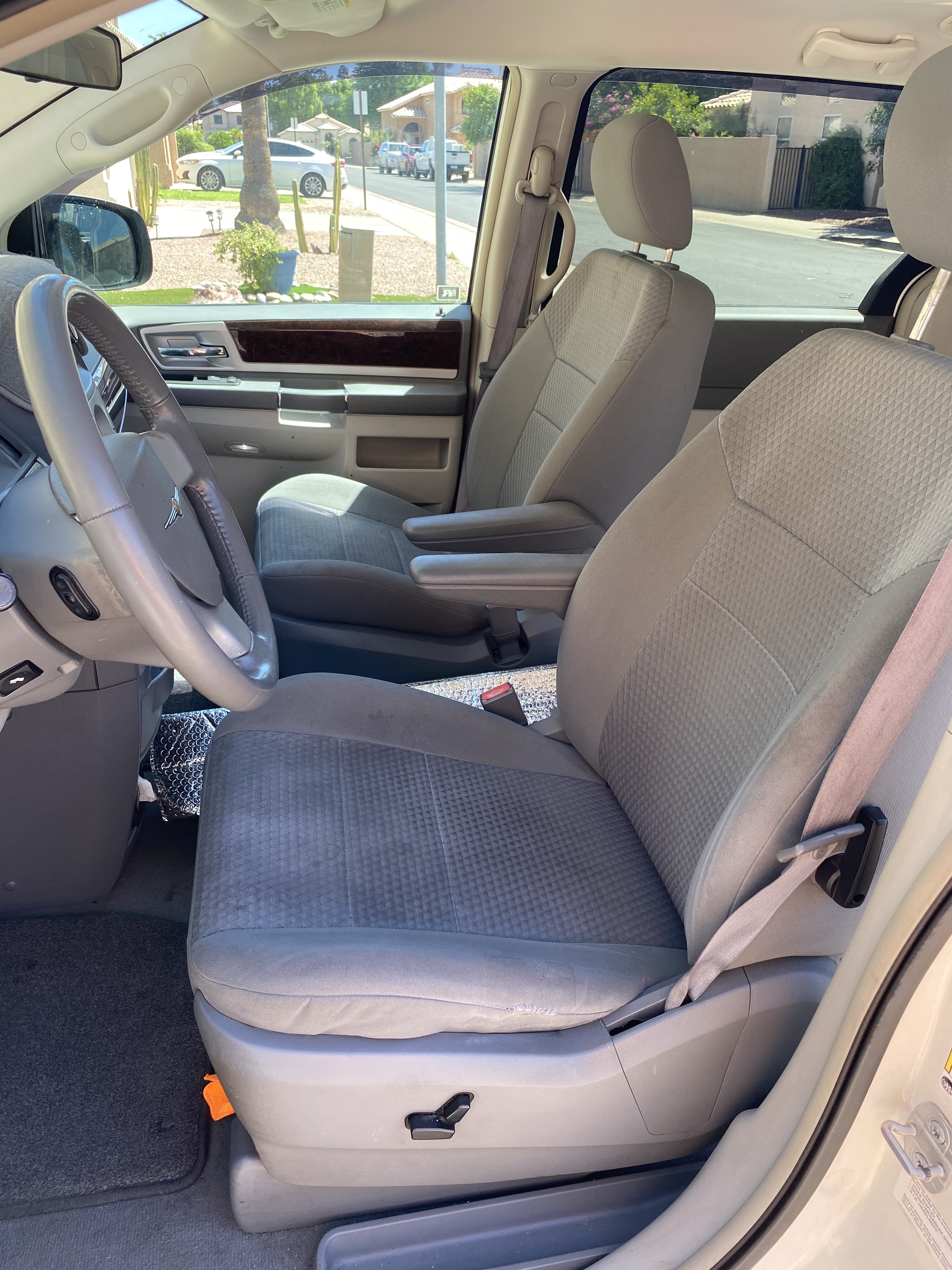 Used 2009 Chrysler Town & Country Touring FWD image 9