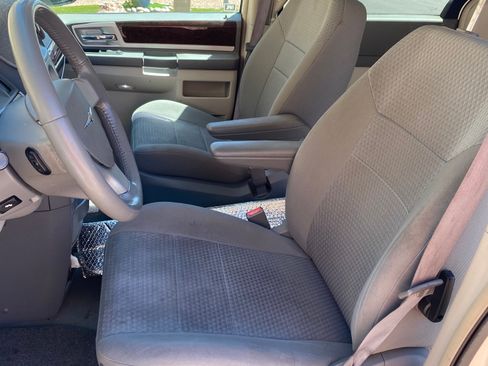 Used 2009 Chrysler Town & Country Touring image 5