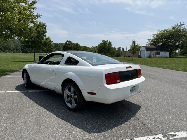 Used 2005 Ford Mustang Premium RWD image 2