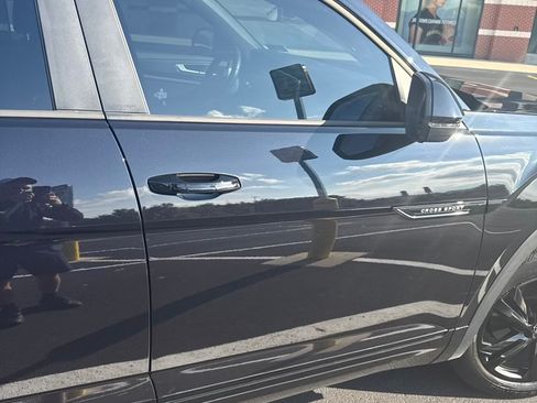 Used 2025 Volkswagen Atlas Cross Sport SEL R-Line image 8