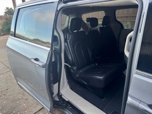 Used 2017 Chrysler Pacifica Touring-L image 6