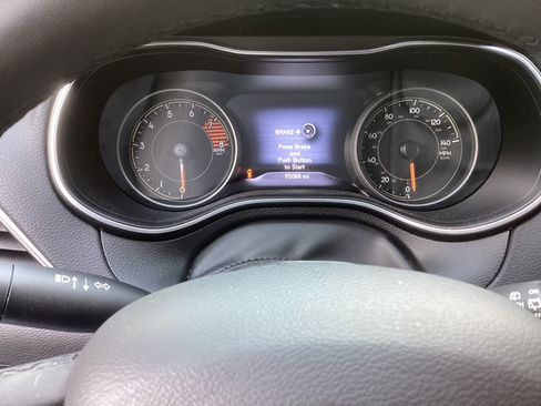 Used 2021 Jeep Cherokee Limited image 11