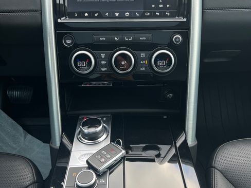 Used 2020 Land Rover Discovery HSE image 24