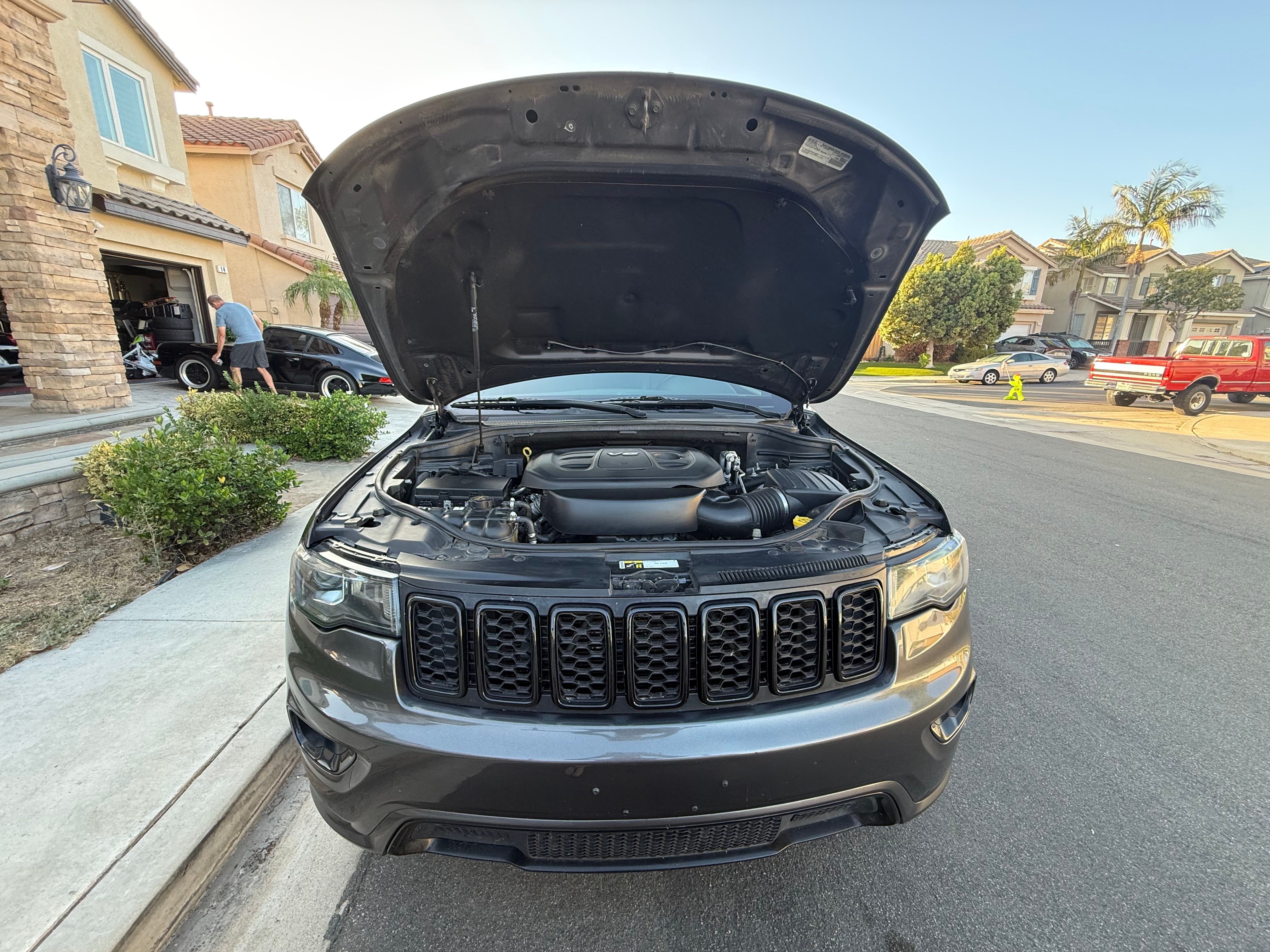 Used 2017 Jeep Grand Cherokee Laredo AWD/4WD image 16
