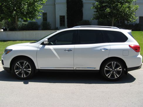 Used 2017 Nissan Pathfinder Platinum FWD image 1