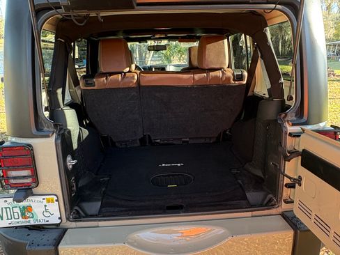 Used 2017 Jeep Wrangler Unlimited Sahara w/ Max Tow Package AWD/4WD image 4