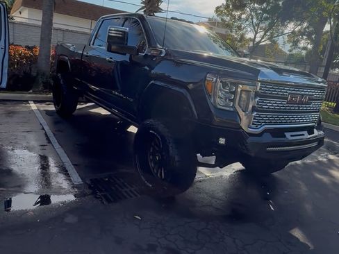 Used 2021 GMC Sierra 2500 Denali w/ Denali Black Diamond Edition image 2