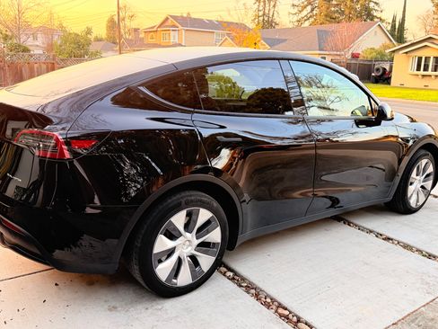Used 2023 Tesla Model Y Long Range image 4