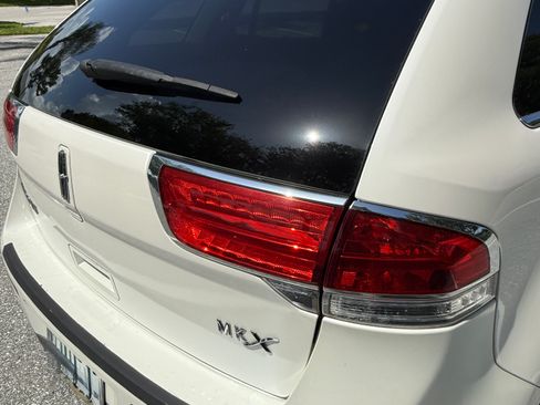 Used 2011 Lincoln MKX 2WD w/ Wood Pkg image 10