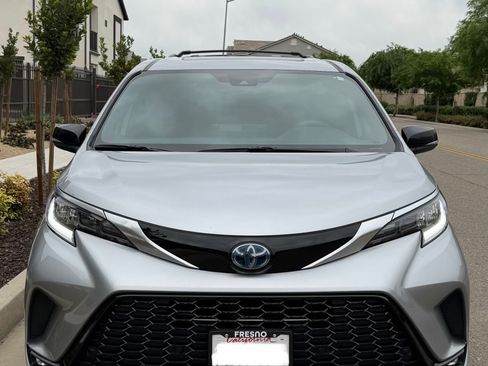 Used 2023 Toyota Sienna XSE image 2