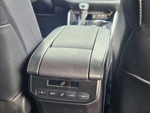 Used 2022 Toyota Highlander XLE image 5