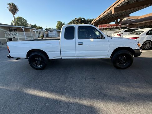 Used 1999 Toyota Tacoma 2WD Xtracab image 2