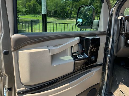 Used 2019 Chevrolet Express 2500 Extended RWD image 8