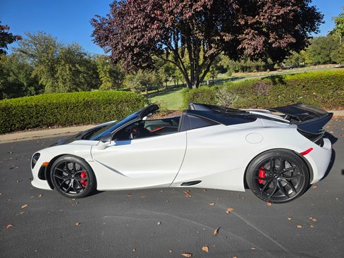 Used 2022 McLaren 720S Spider image 2