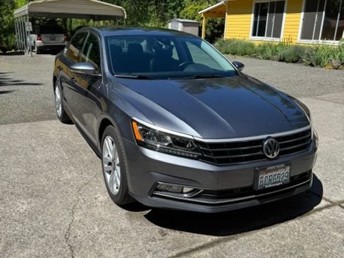 Used 2017 Volkswagen Passat 1.8T SEL Premium FWD image 4