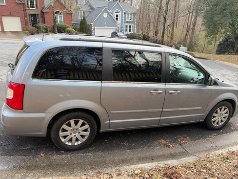 Used 2015 Chrysler Town & Country Touring image 5