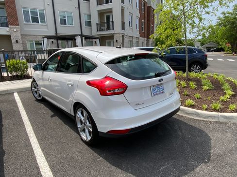 Used 2016 Ford Focus Titanium w/ Titanium Cold Weather Package FWD image 4