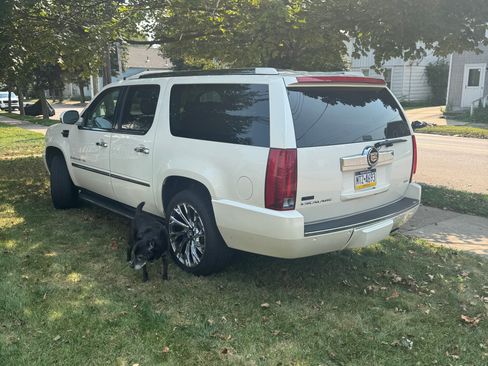 Used 2007 Cadillac Escalade ESV AWD w/ Information Package image 2