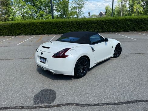 Used 2015 Nissan 370Z Touring image 12