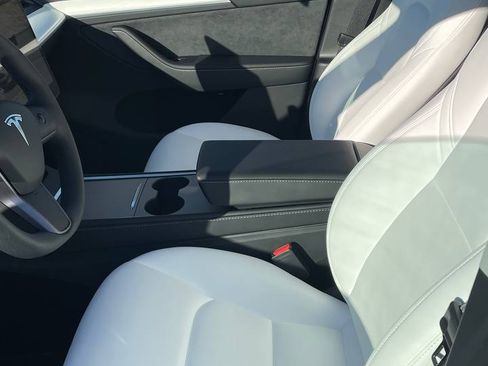 Used 2025 Tesla Model Y Long Range image 13