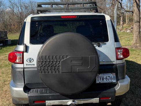 Used 2007 Toyota FJ Cruiser Sport Utility 2D image 9