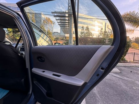 Used 2010 Toyota Yaris 4-Door Hatchback image 13