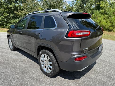 Used 2017 Jeep Cherokee Limited AWD/4WD image 4
