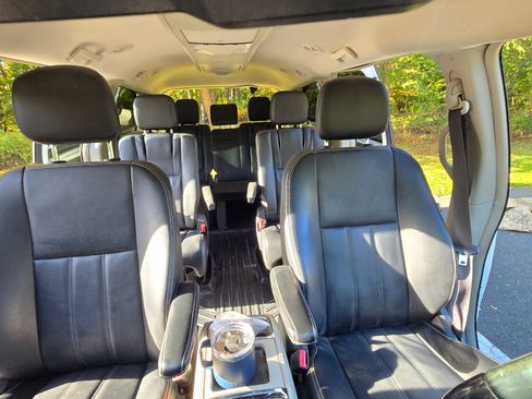 Used 2015 Chrysler Town & Country Touring image 6