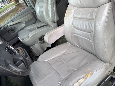 Used 2006 Chevrolet Express 1500 w/ Preferred Equipment Group image 5