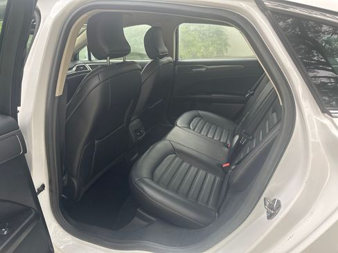 Used 2017 Ford Fusion SE w/ Fusion SE Technology Package image 9