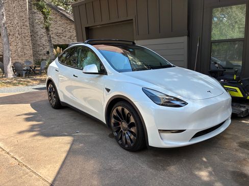 Used 2023 Tesla Model Y Performance AWD/4WD image 2