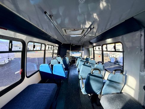 Used 2005 Ford E-450 and Econoline 450 image 13