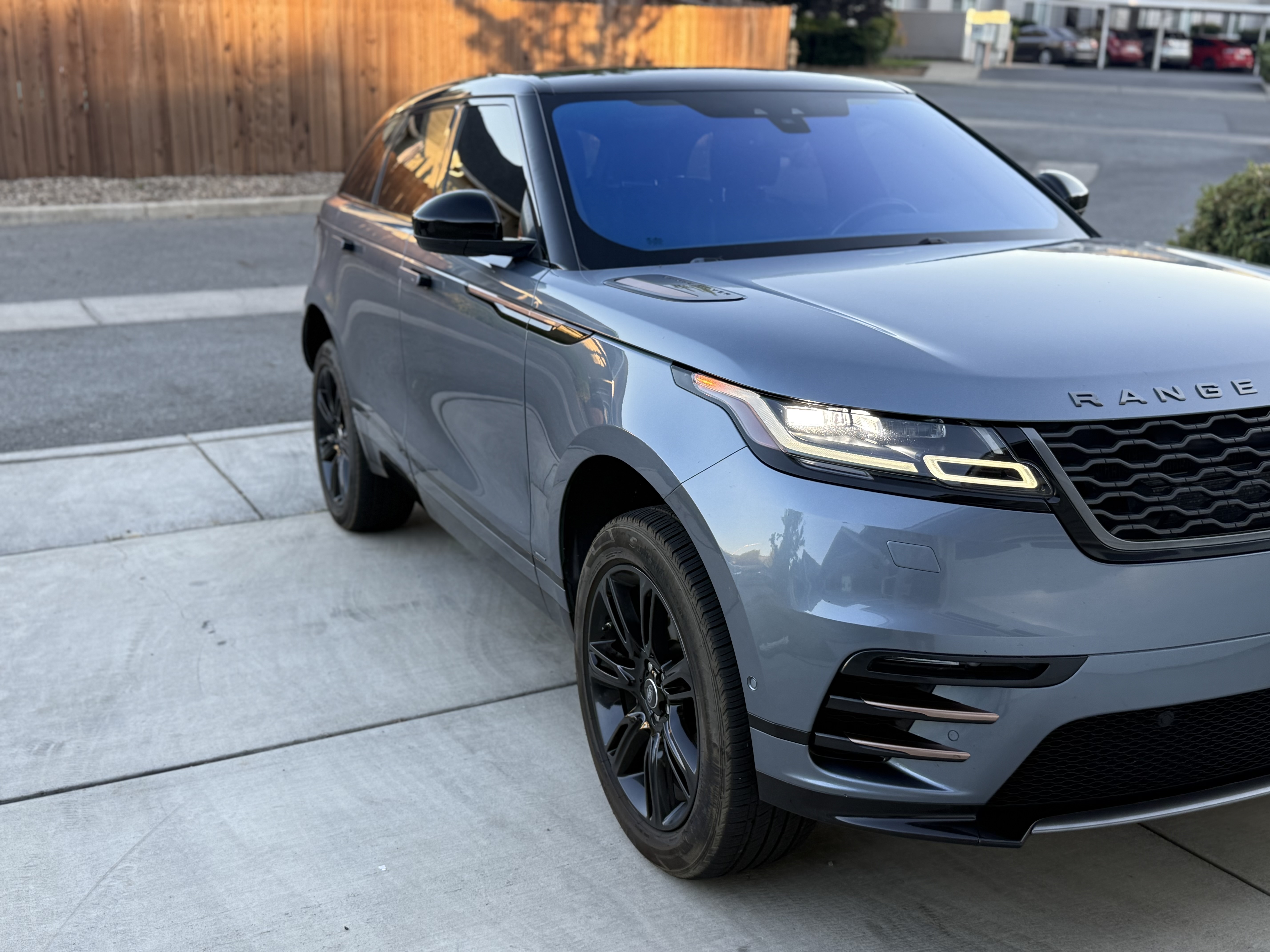 Used 2018 Land Rover Range Rover Velar R-Dynamic SE AWD/4WD image 4