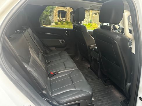 Used 2019 Land Rover Discovery SE AWD/4WD image 14
