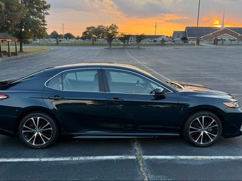 Used 2018 Toyota Camry SE w/ Moonroof Package image 4