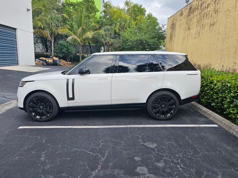 Used 2024 Land Rover Range Rover Long Wheelbase SE image 1