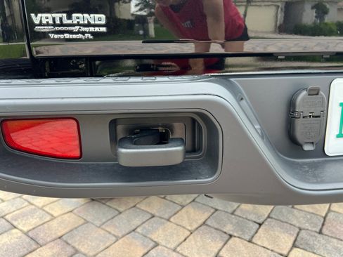 Used 2025 Jeep Gladiator Sport AWD/4WD image 9