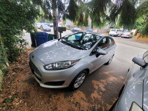 Used 2015 Ford Fiesta SE w/ Comfort Package image 1